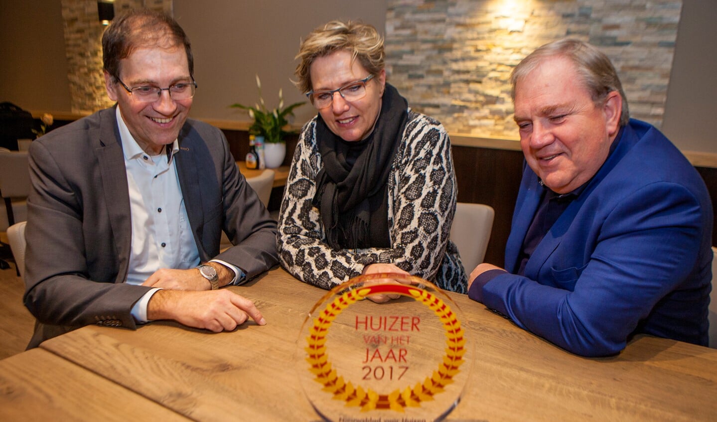 Gert-Jan van Dommelen, Nicole Bouts en Han Landman van het organisatiecomité bekijken de zojuist gekregen Huizer van het Jaar-award. Janny Bakker ontbreekt op de foto.