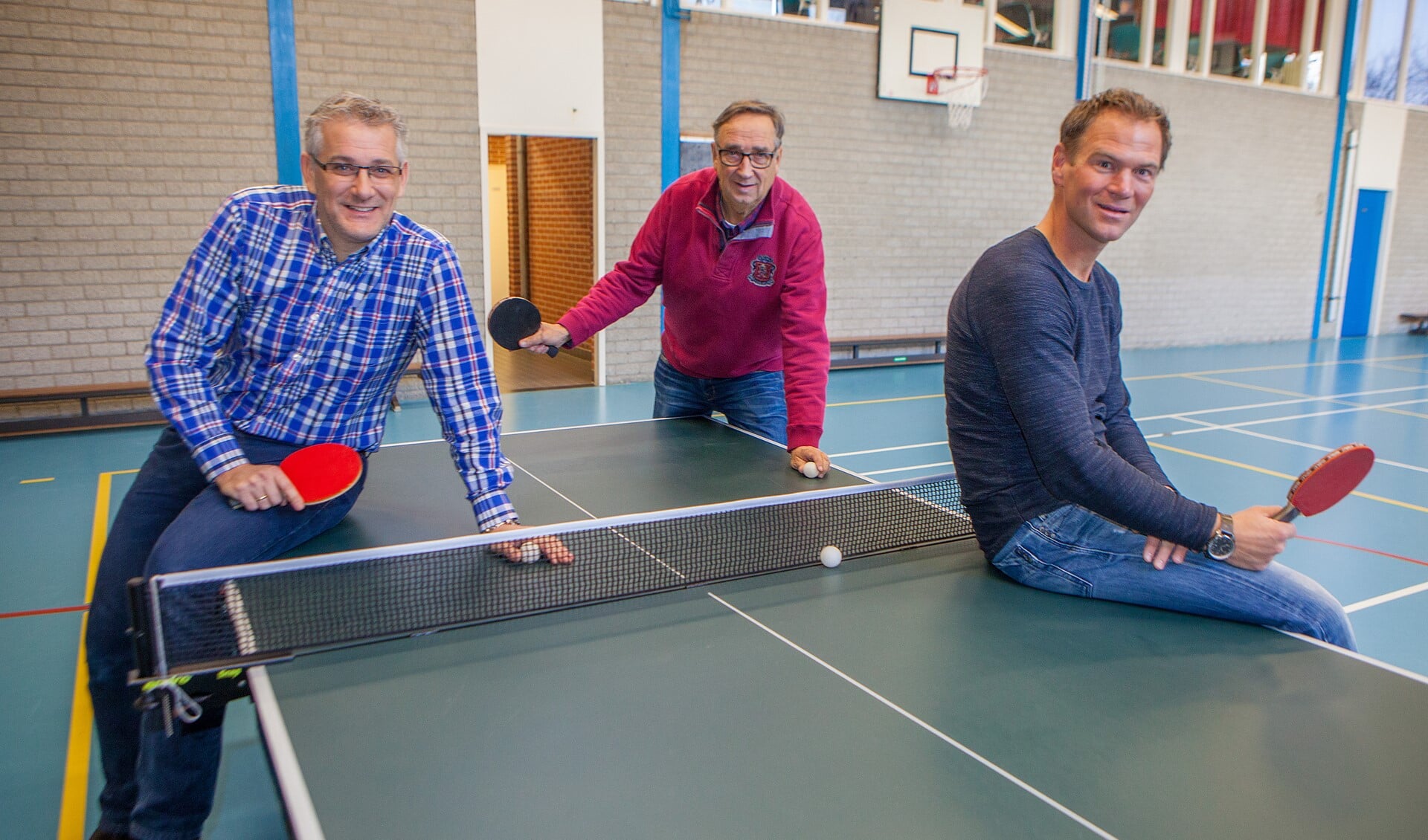 Van links naar rechts: Maarten Robbers van Tafeltennisvereniging Huizen, Peter Struiksma van Tafeltennisvereniging Bijmaat en buurtsportcoach Rubin Vos.