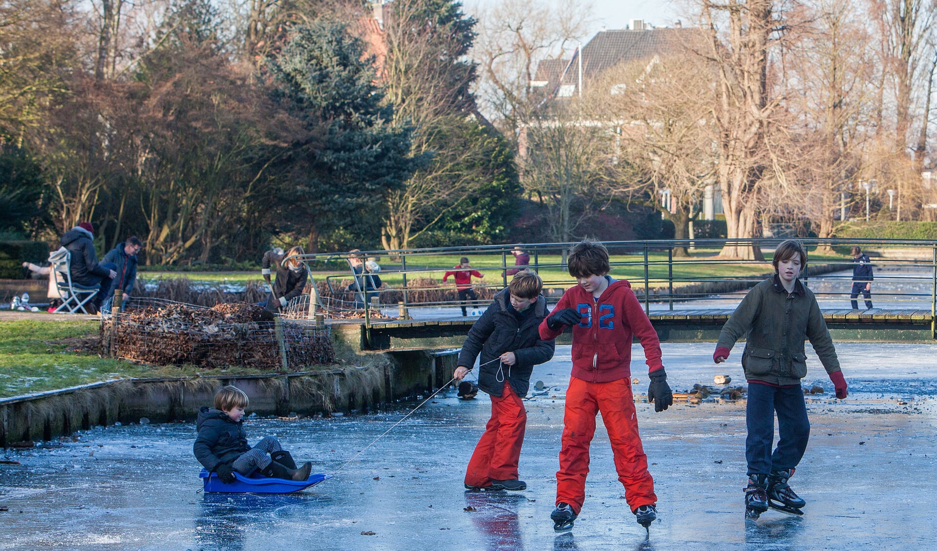 Januari: Het nieuwe jaar begon goed en er was volop schaatspret op de bevroren waters van Bussum. Er werd druk geschaatst op de vijver van het Willem Bilderdijkpark en ook op de vijver van 't Mouwtje.
