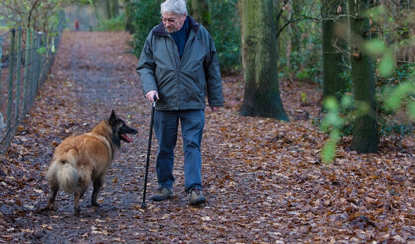 Hans wandelt graag met zijn Tervuerense herder Boris in het bos en is niet blij met mountainbikers die geen rekening met hem houden.