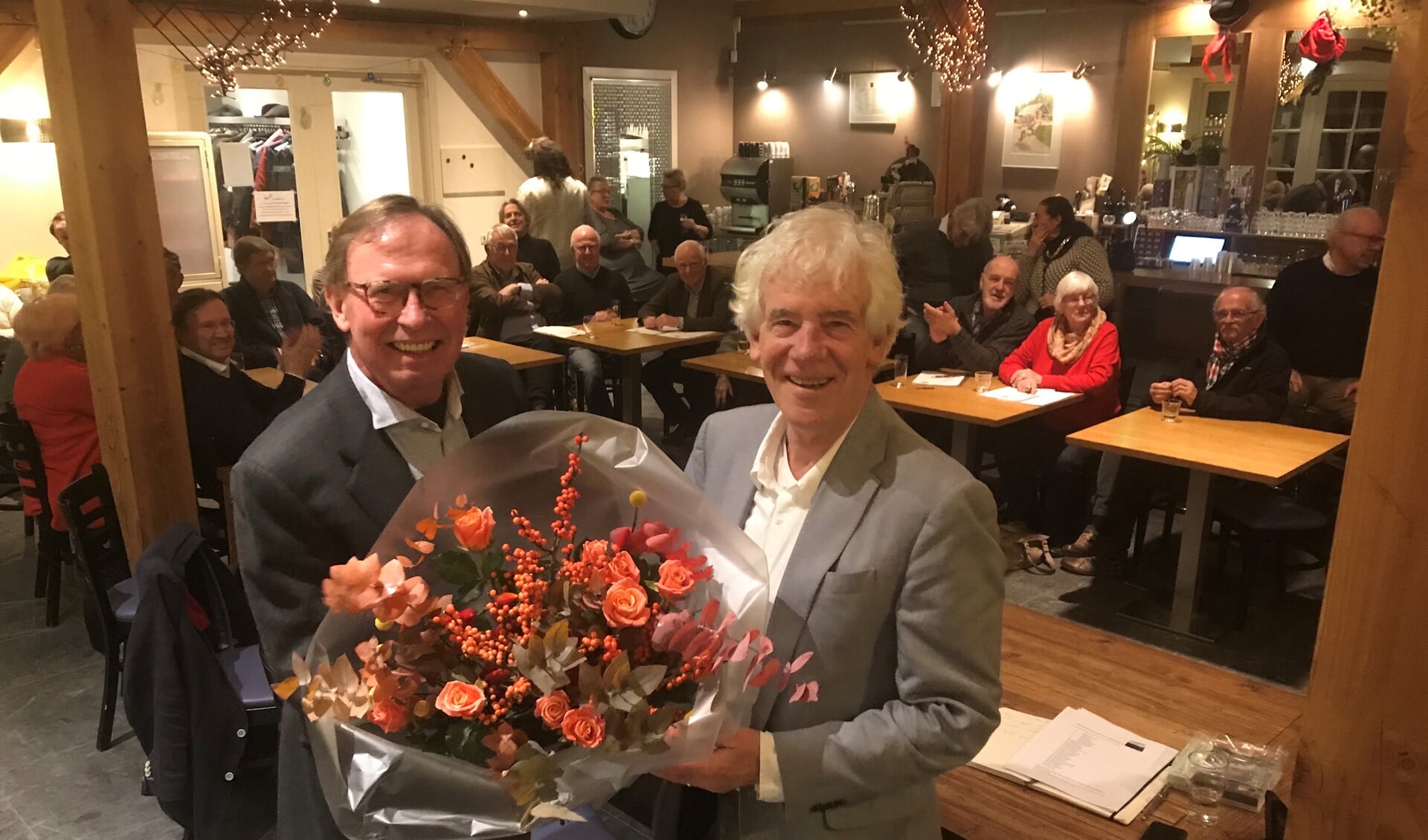 Voorzitter Timo Smit (l) feliciteert Peter Calis met lijsttrekkerschap Larens Behoud.