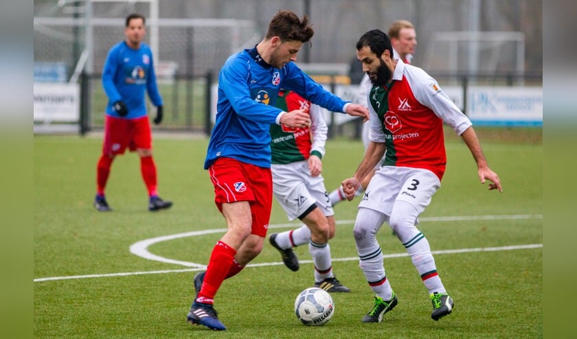 BFC (blauw) was blij dat het met drie punten van het veld mocht stappen.