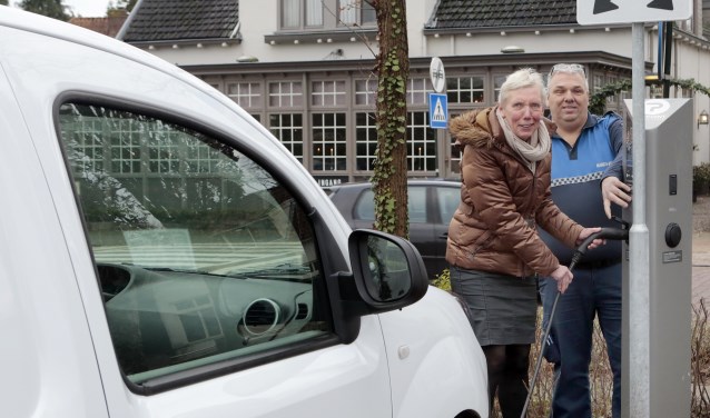 Wethouder Boersen neemt de nieuwe laadpaal in gebruik.