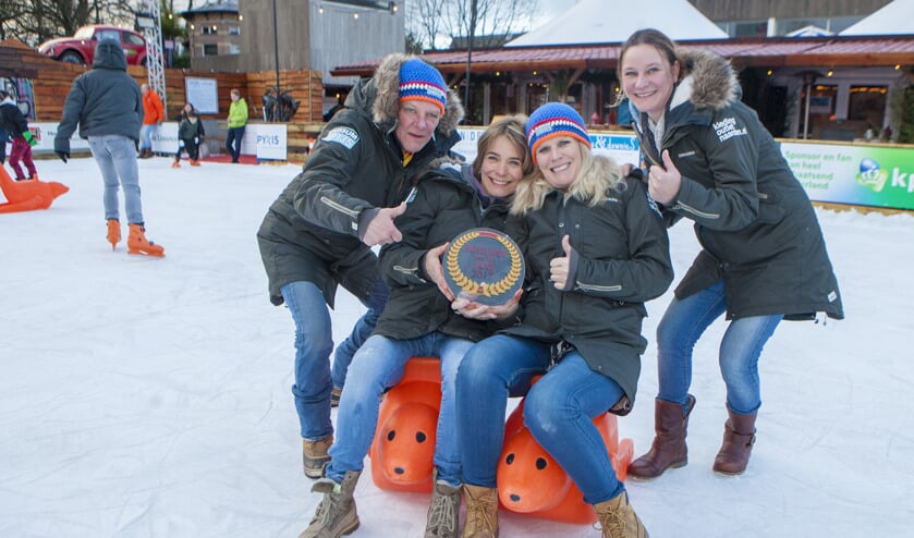 Fransien, Tanja, Ellen en Josephien met de award.