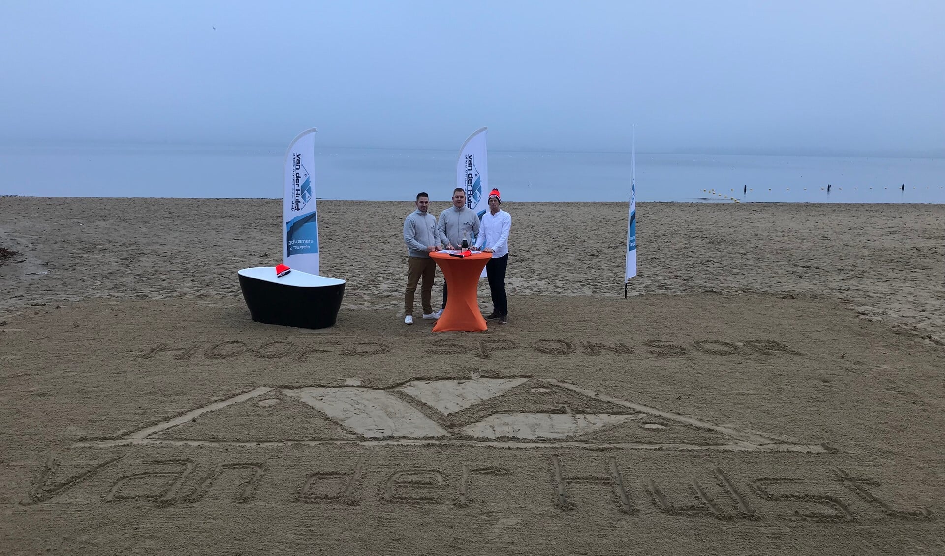 Van der Hulst Badkamers zette een 'zandtekening' onder de samenwerking.