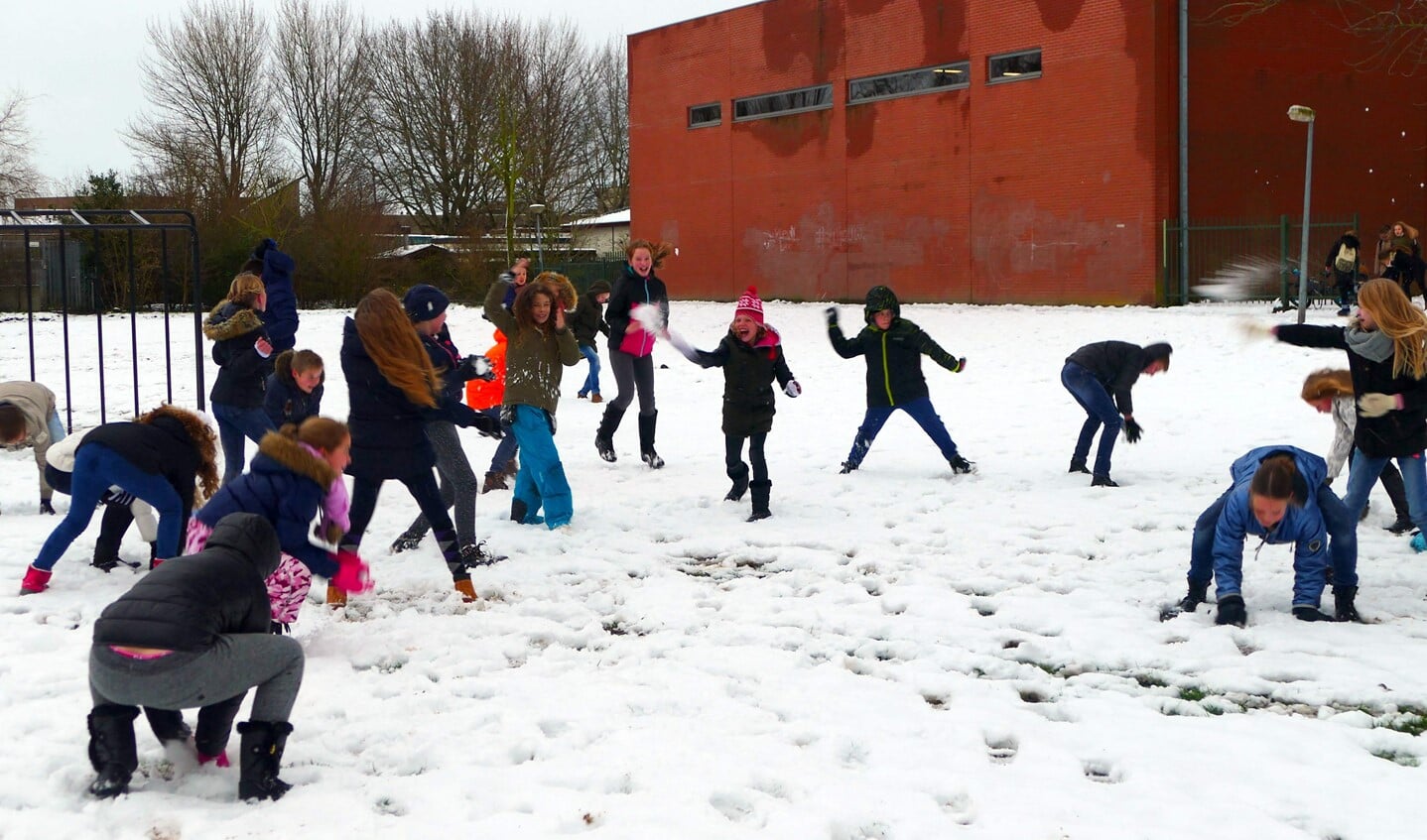 Leerlingen van De Springplank houden een sneeuwballengevecht.