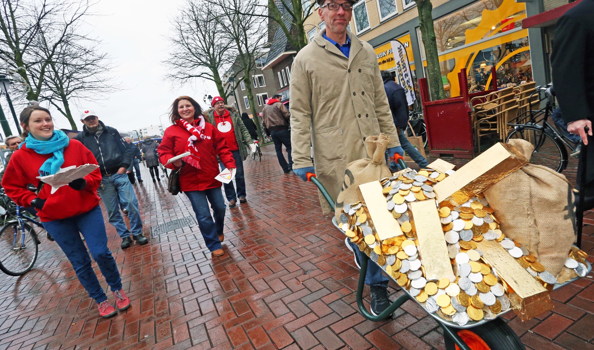 Geen kruiwagen vol publiek geld bestemmen voor de directeur van nieuwe stichting, aldus de SP.