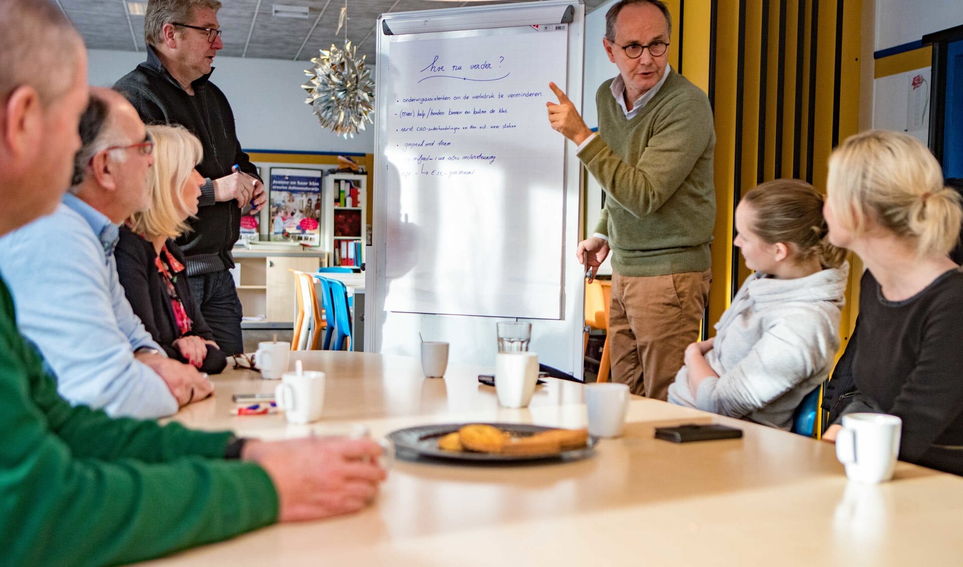 In de Lorentzschool gingen verschillende leerkrachten met elkaar in gesprek, staand links directeur Jeroen Jansen. 