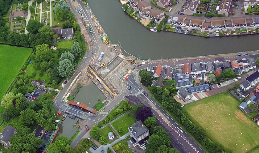 Juli: Vanwege het vervangen van de Geinbrug en de kruising bij Driemond is de provincialeweg N236 tussen Weesp en Driemond drie maanden dicht. Voor veel Weespers betekent dit een lange periode omrijden. 