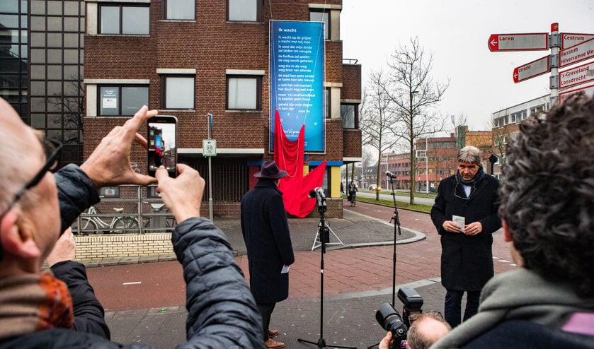 Wimar Jaeger bij de onthulling van het muurgedicht 'Ik Wacht' dat sinds begin 2017 hangt op het GAK-gebouw.