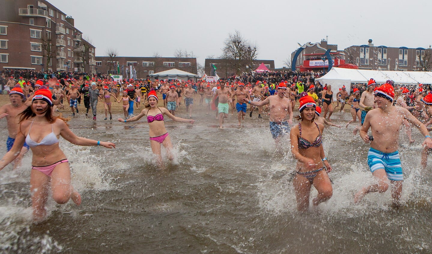 Vorig jaar deden er 400 mensen mee aan de eerste Nieuwjaarsduik in Huizen.