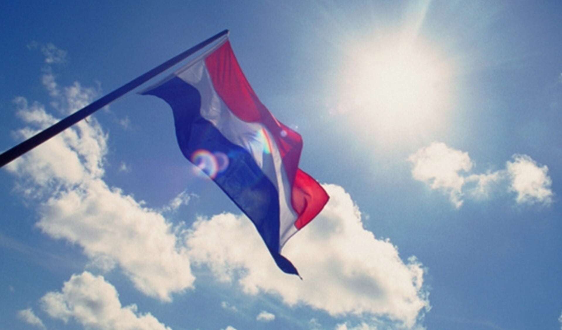 De Nederlandse vlag en Huizer vlag sieren straks de raadszaal tijdens raadsvergaderingen.