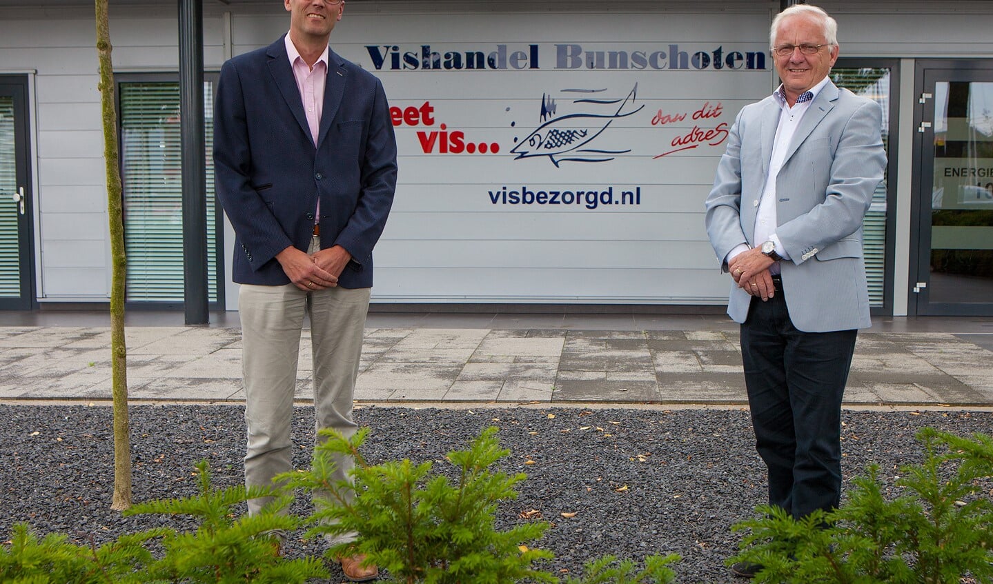 René Schiltkamp (links) en Jan Kroon voor de vishandel waar het paviljoen komt.