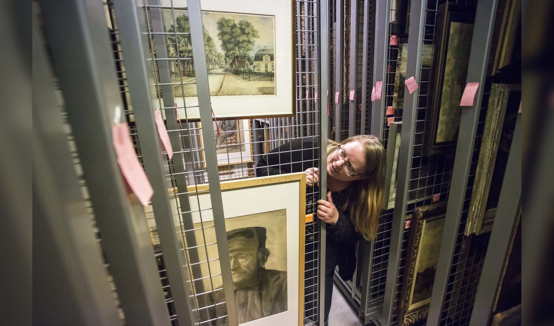 De archieven, zoals hier in Hilversum, bevatten een schat aan informatie, waaronder schilderijen en tekeningen.
