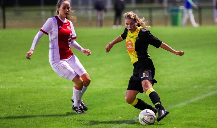 Weer oefenen tegen een betere tegenstander. In september speelde 't Gooi nog tegen de Ajax-vrouwen.