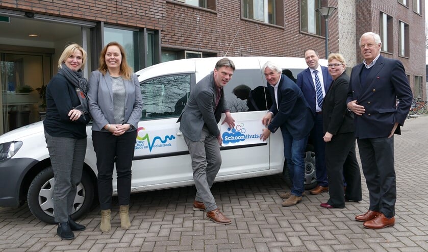 Diverse wethouders plakten vanmorgen de sticker op een Wmo-taxi.