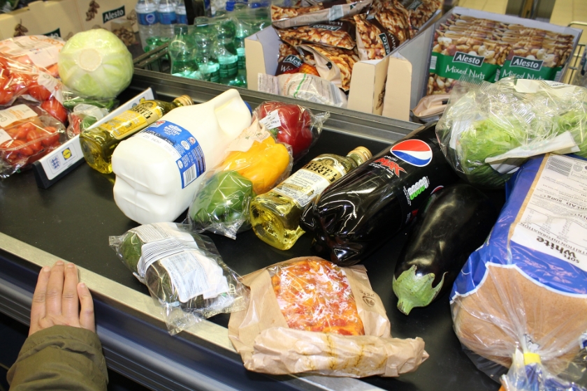 Boodschapjes meenemen voor een buurman? Er zijn allerlei lokale, online groepen opgezet.