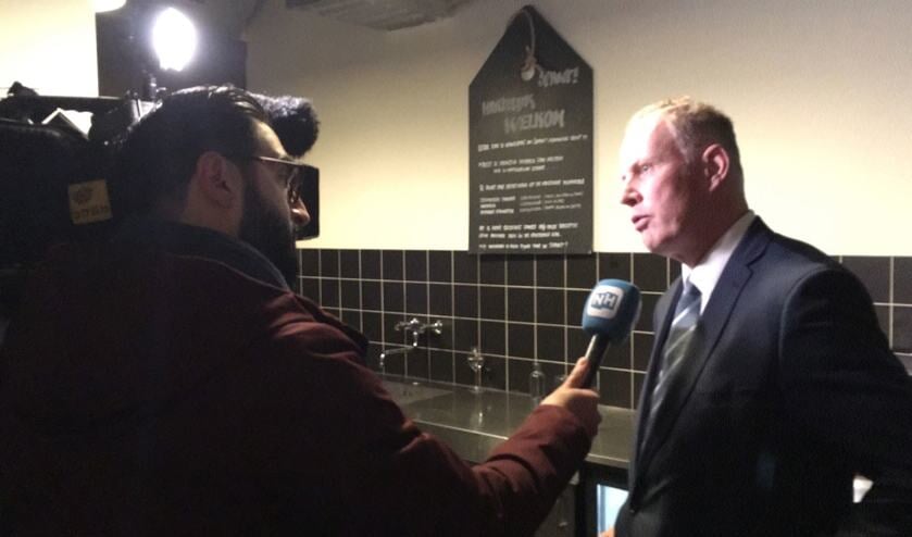Burgemeester Han ter Heegde staat de pers te woord