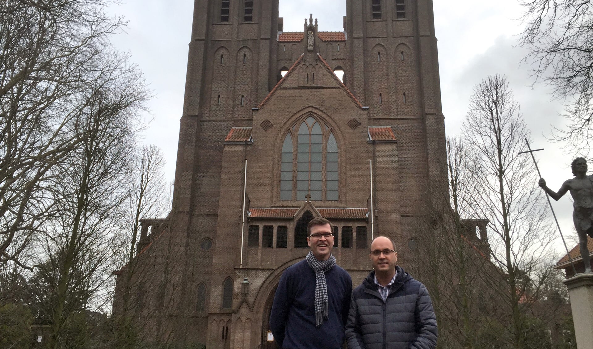 Penningmeester Coen Schimmel (links) en dirigent Marco de Jong van Muziekvereniging St. Jan voor de Sint Jansbasiliek.