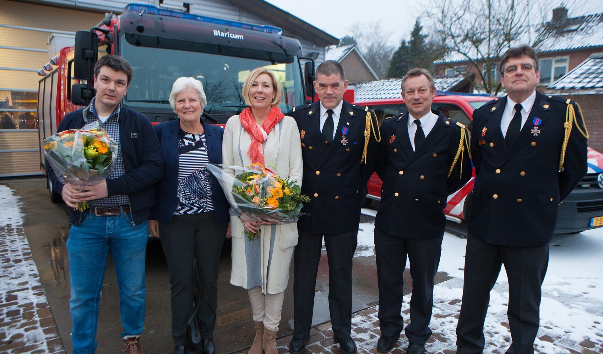 Van linkse naar rechts: Gerard Lanphen, wethouder Anne-Marie Kennis, Pem Bakker-Loor, Paul van der Zwaan, brandweercommandant John van der Zwan en post-coördinator Hans van Riet.