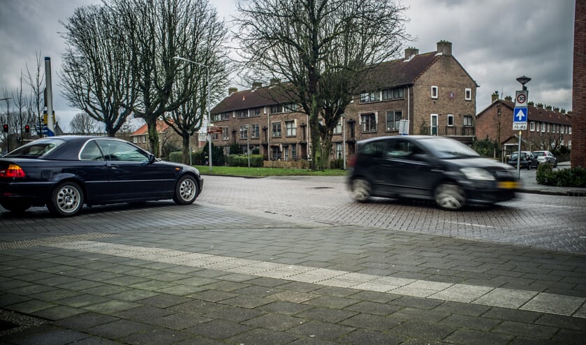 Het oversteken van de Plataanlaan is voor fietsers een hele opgave.