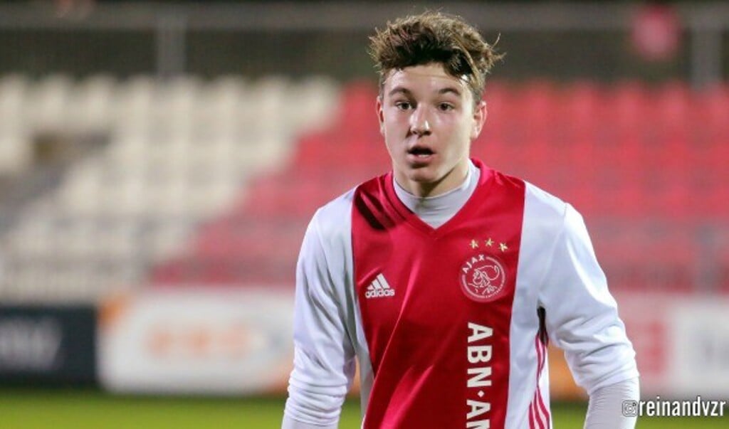 Mees de Wit uit Weesp speelt in Ajax Onder 19.