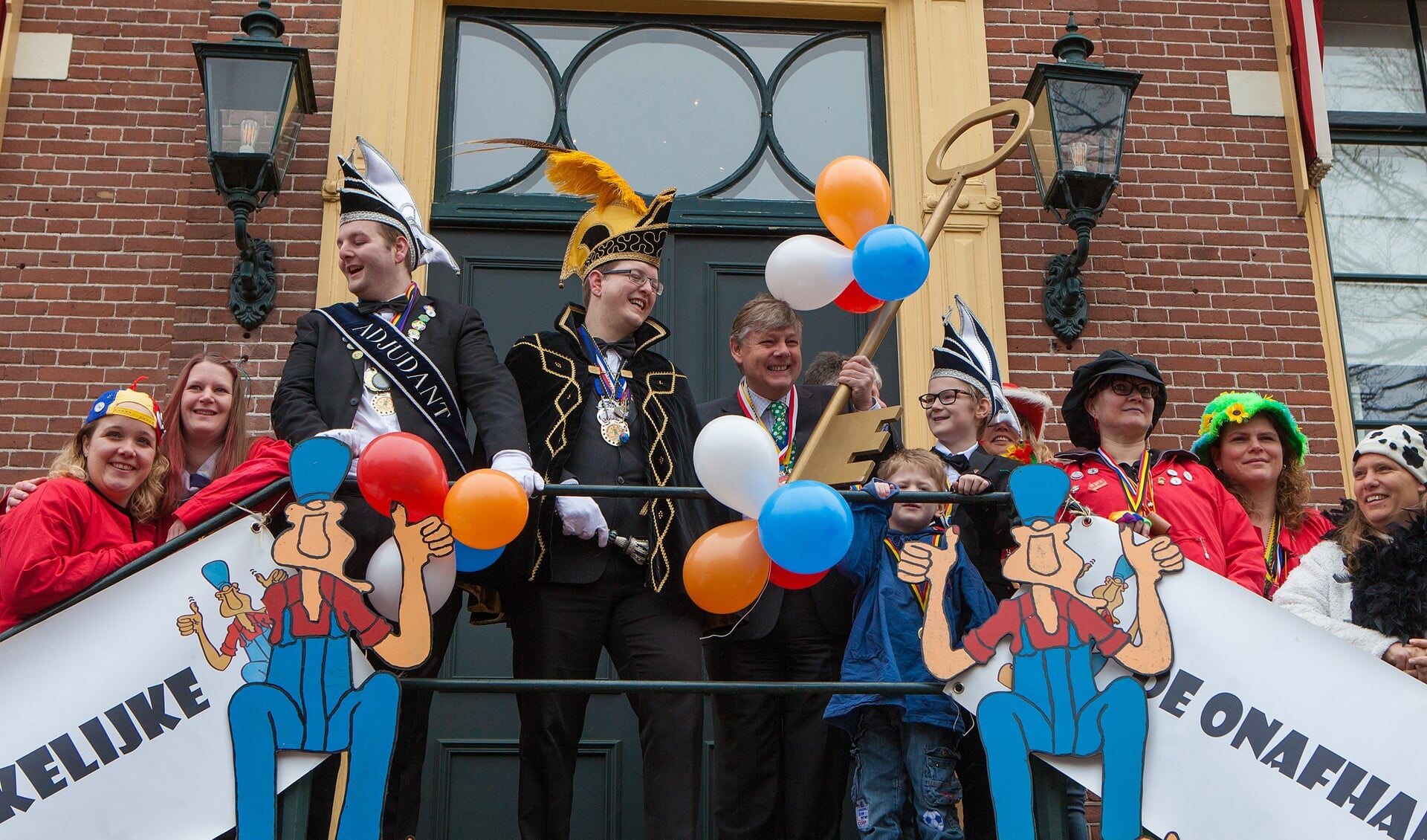 De sleutel van Laerendonck wordt traditioneel door burgemeester Elbert Roest aan De Onafhankelijke overhandigd.