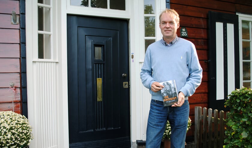Naarder Sicco Reeskamp, de kleinzoon van Gerard, met het boek over zijn opa.