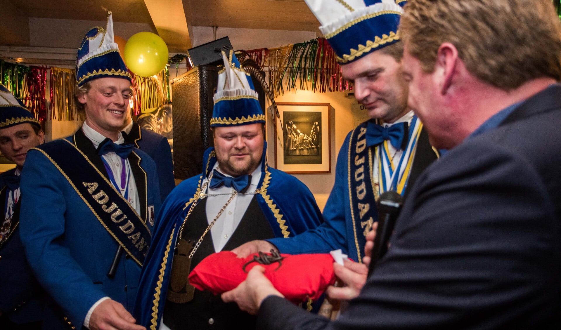 Loco-burgemeester Niels Rood overhandigt de sleutel aan Prins Jeroentje.