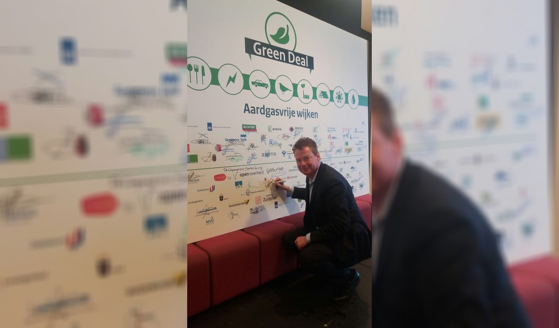 Wethouder Niels Rood tekent namens Eemnes voor aardgasvrije wijken in de toekomst.