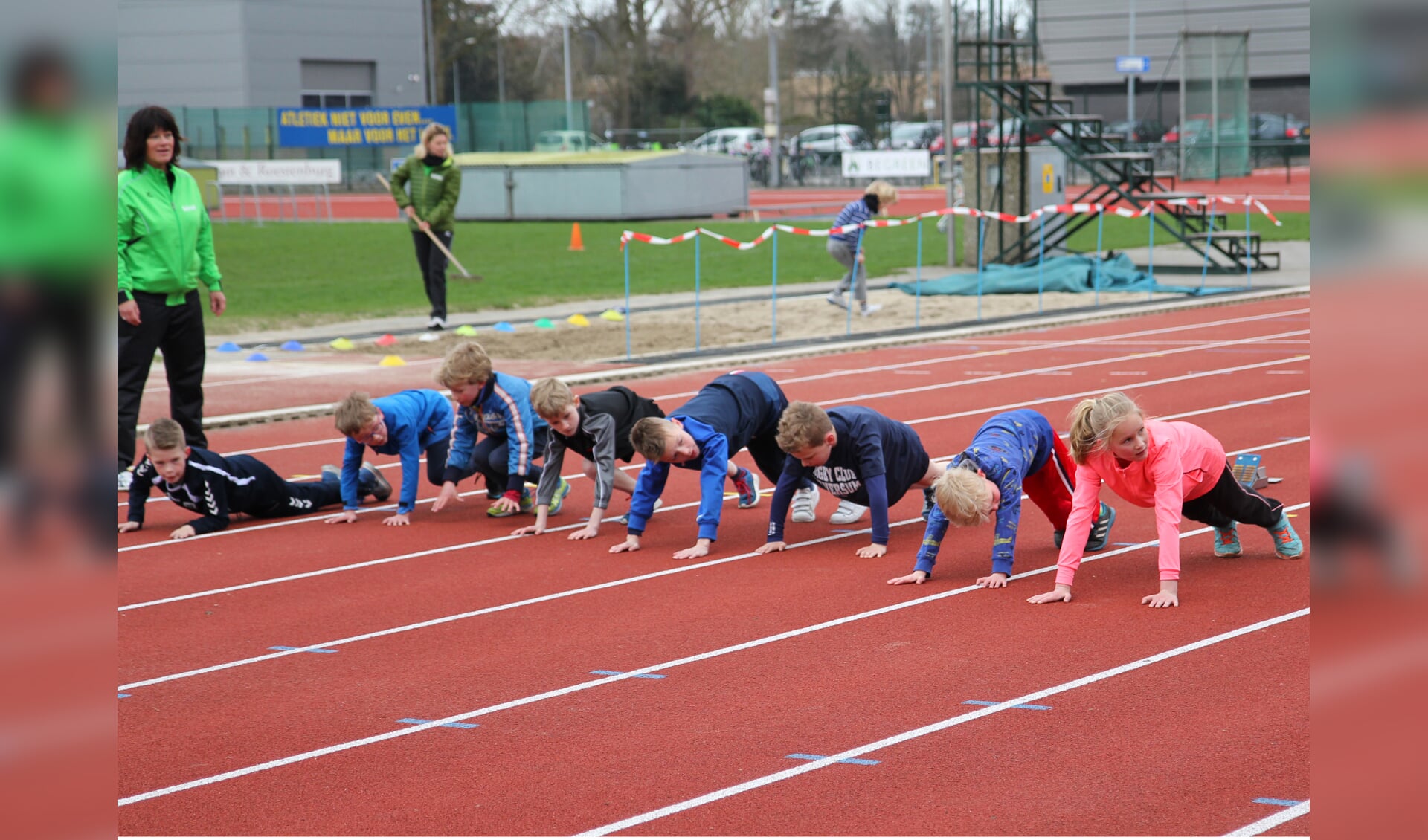Op de baan van de Gooise Atletiek Club worden kinderen onder professionele begeleiding klaargestoomd voor de Bink Kids Run. 