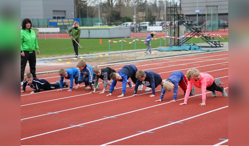 Op de baan van de Gooise Atletiek Club worden kinderen onder professionele begeleiding klaargestoomd voor de Bink Kids Run.