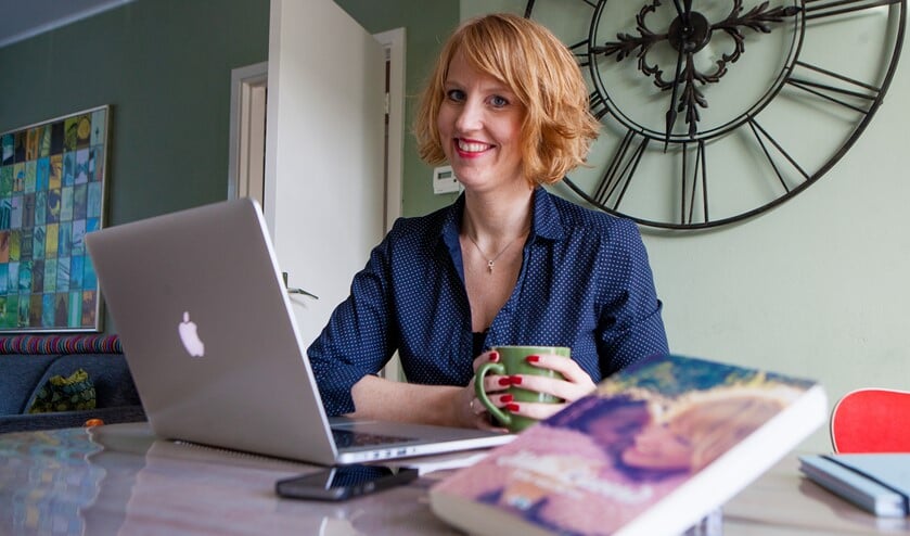 Kim van Schie debuteert met haar eerste boek 'Hallo Lieverd', met daarin een zeer persoonlijk verhaal over de adoptie van haar dochter.