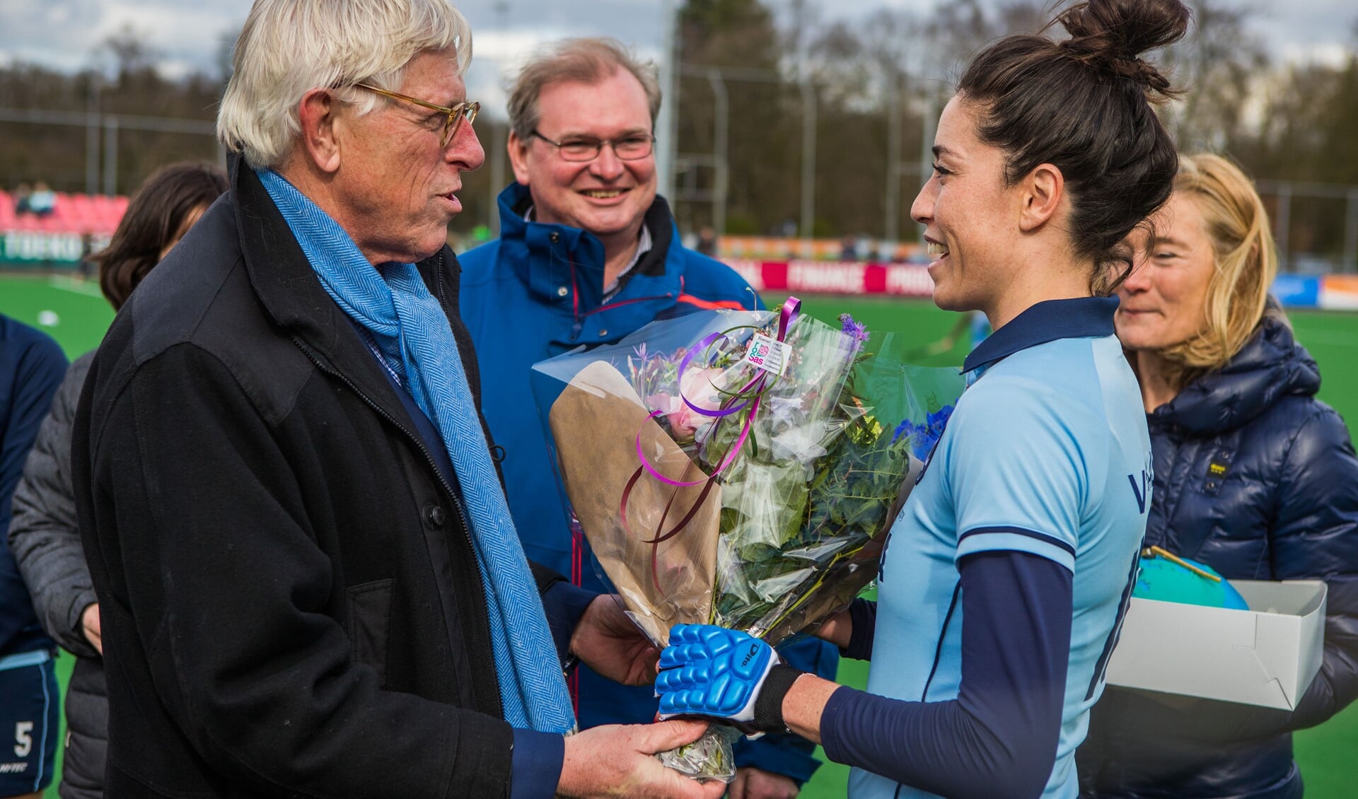 Naomi van As krijgt bloemen van de Larense wethouder voor haar uitverkiezing tot beste hockeyster van de wereld in 2016.