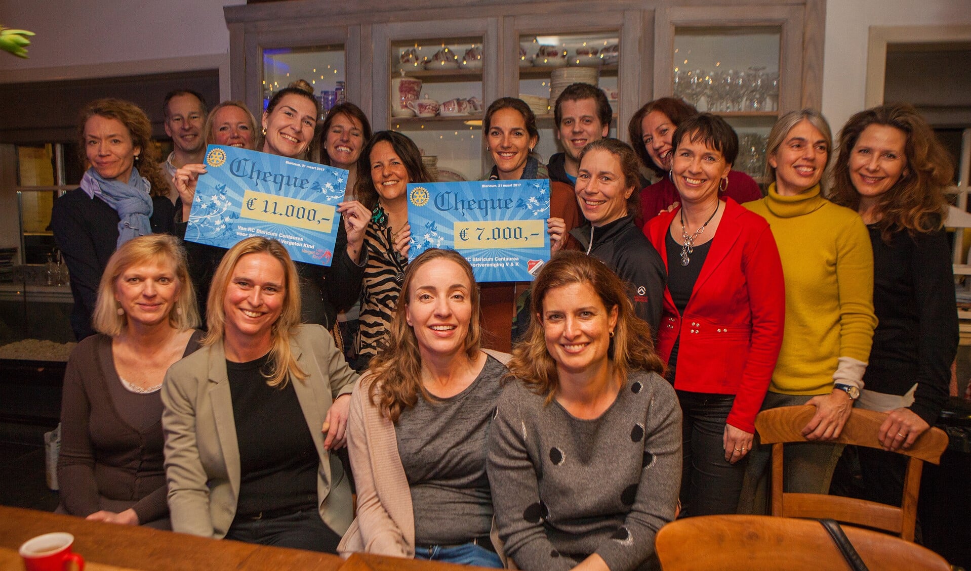 De dames van Rotaryclub Blaricum-Centaurea en vertegenwoordigers van de goede doelen.