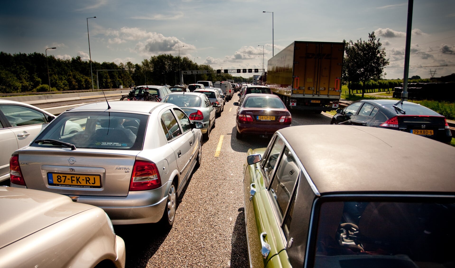 Stikstofdioxide (NO2) is een gas dat in Nederland voor het grootste gedeelte door het autoverkeer wordt geproduceerd.