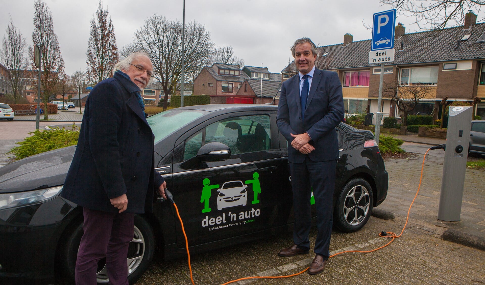 Wethouder Gerrit Pas 'opende' het eerste elektrische oplaadpunt voor deelauto.