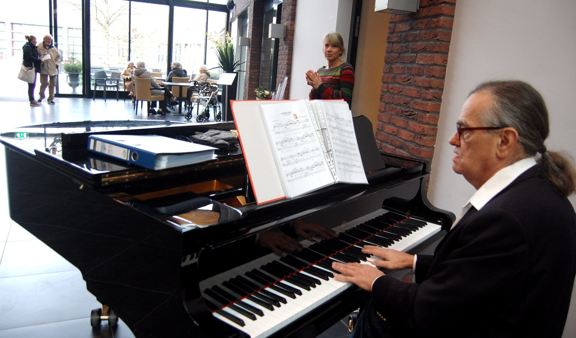 Maikel Goossens is helemaal in zijn element achter de openbare vleugel, zoals hier in een verpleeghuis in Weesp.