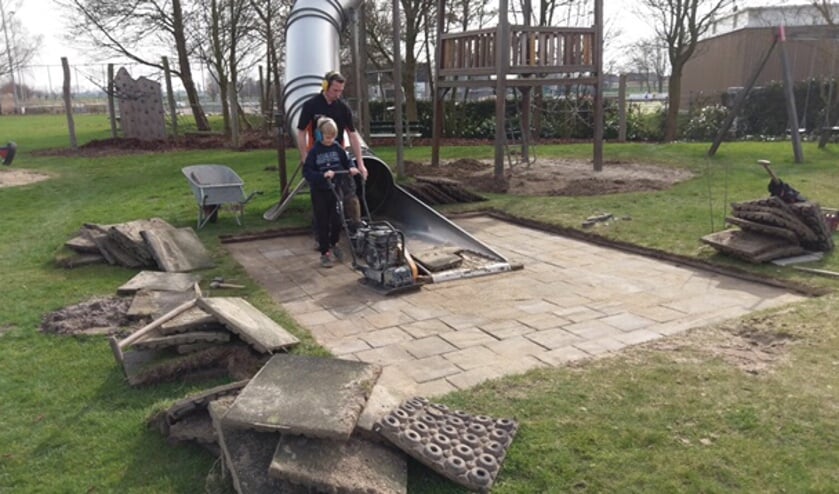 Samen de handen uit de mouwen in de speeltuin. Met kans op een klassenfeest.