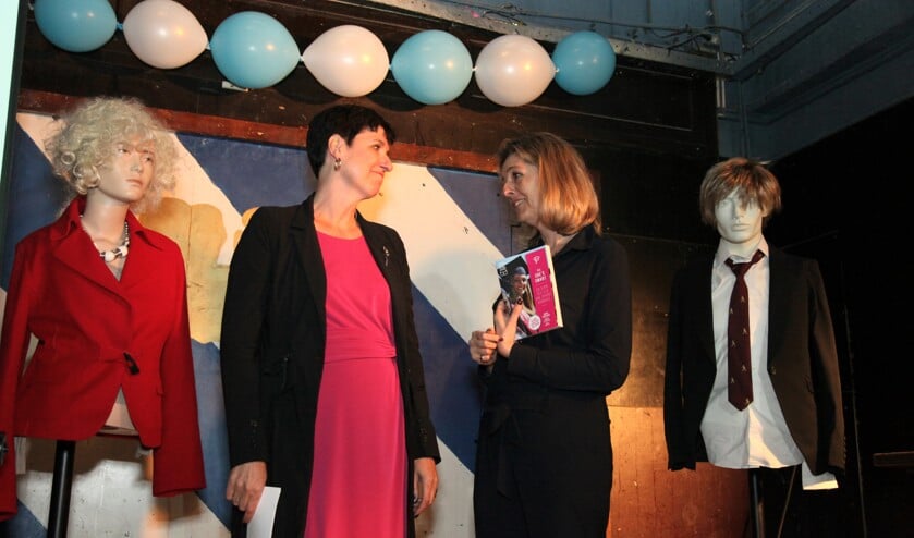 Eerste exemplaar is voor Jacqueline Prins, directeur emancipatie van OCW (rechts)