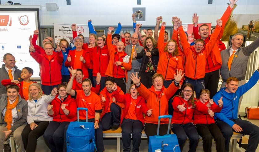 Minister Schippers zwaait Team NL uit.