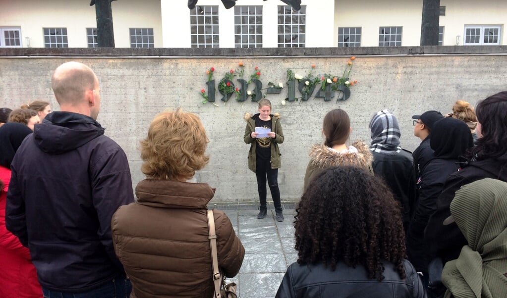 Leerling Eline Kuijl draagt gedicht voor bij herdenkingsmonument in Dachau