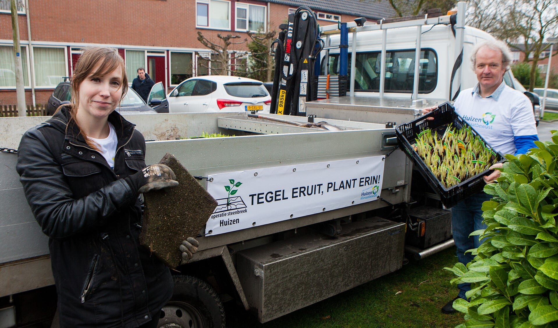 Vanmiddag werden tegels geruild voor plantjes.