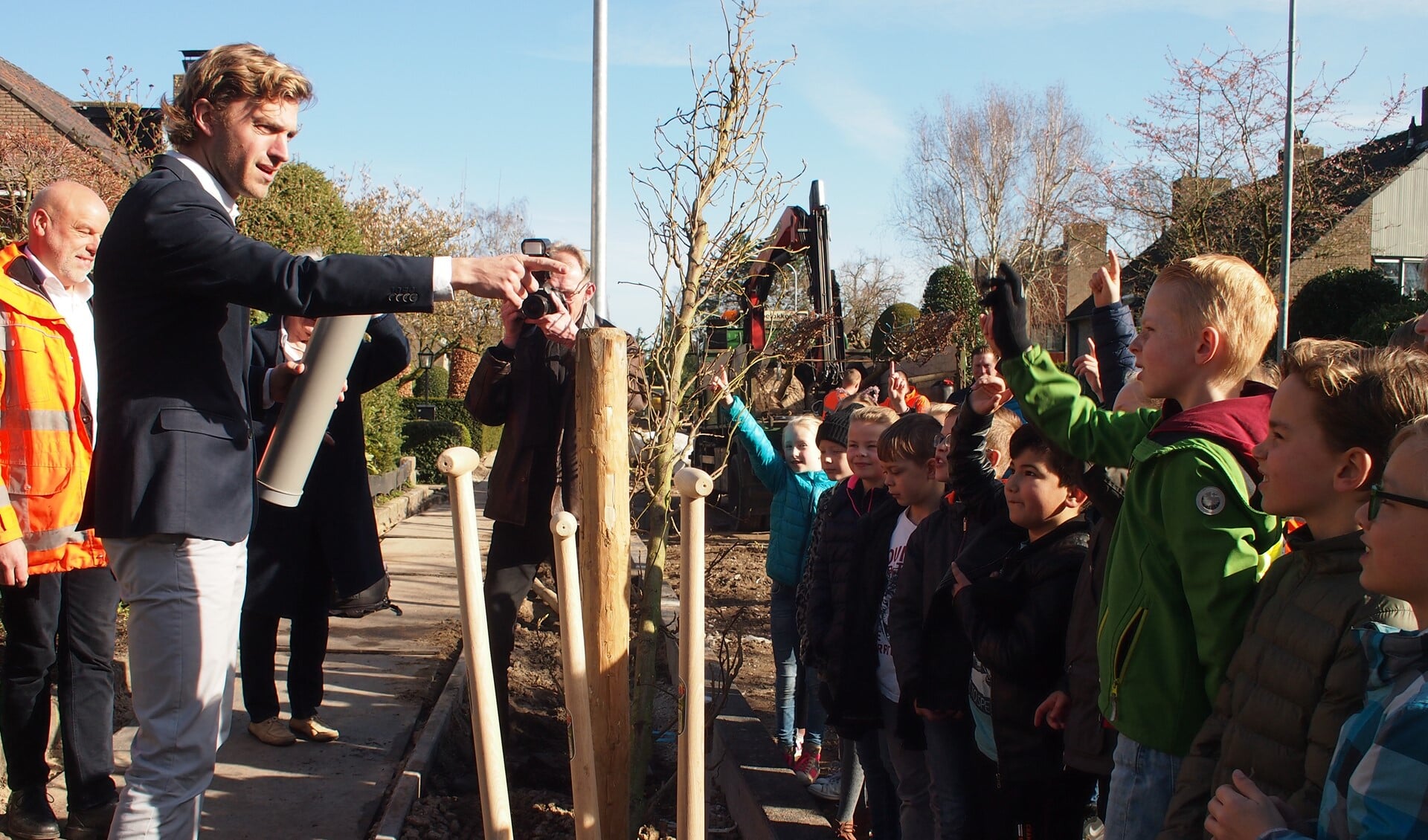 De leerlingen mochten samen met wethouder Tijmen Smit bomen planten.