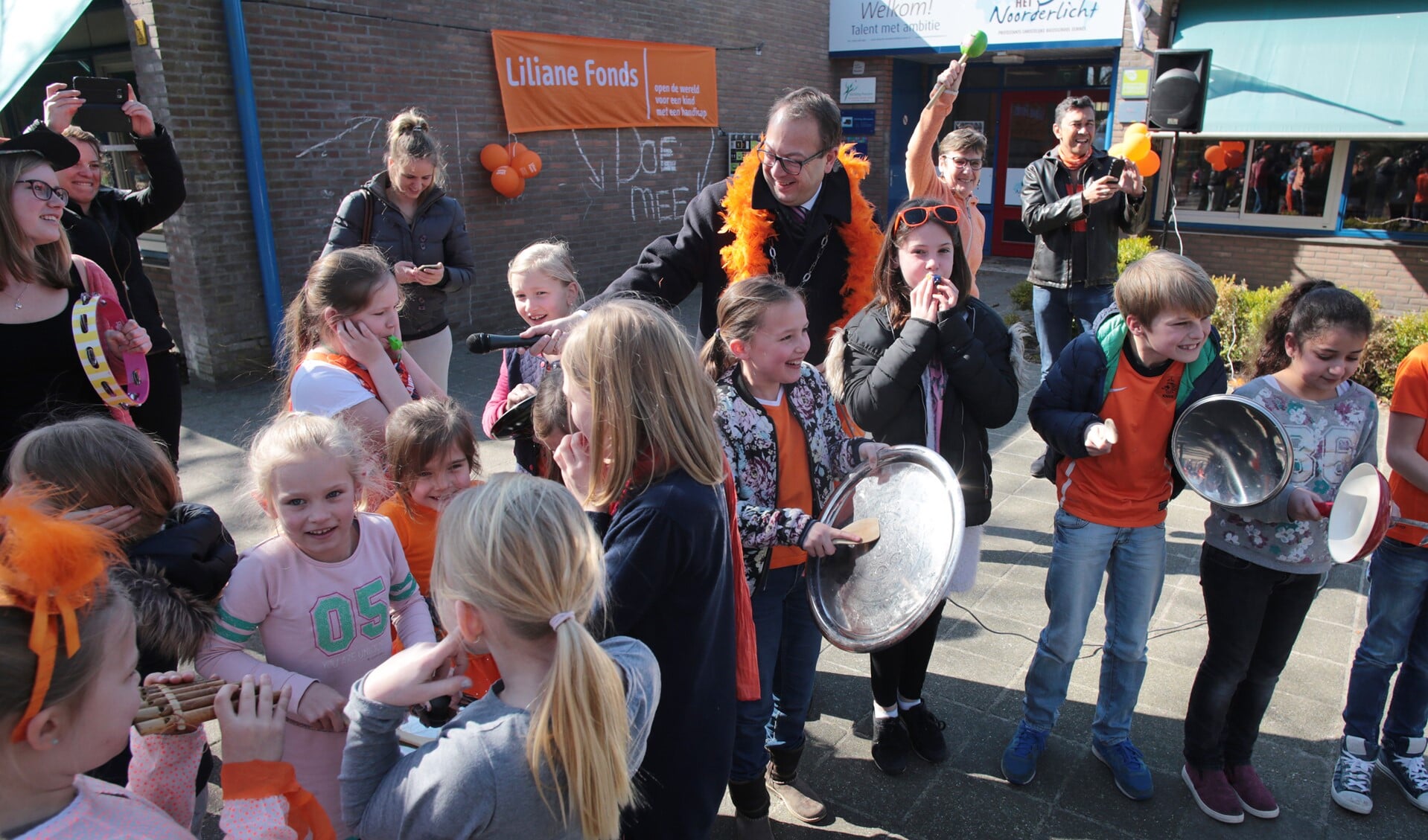 Burgemeester Van Benthem maakte samen met de leerlingen een minuut lang herrie.