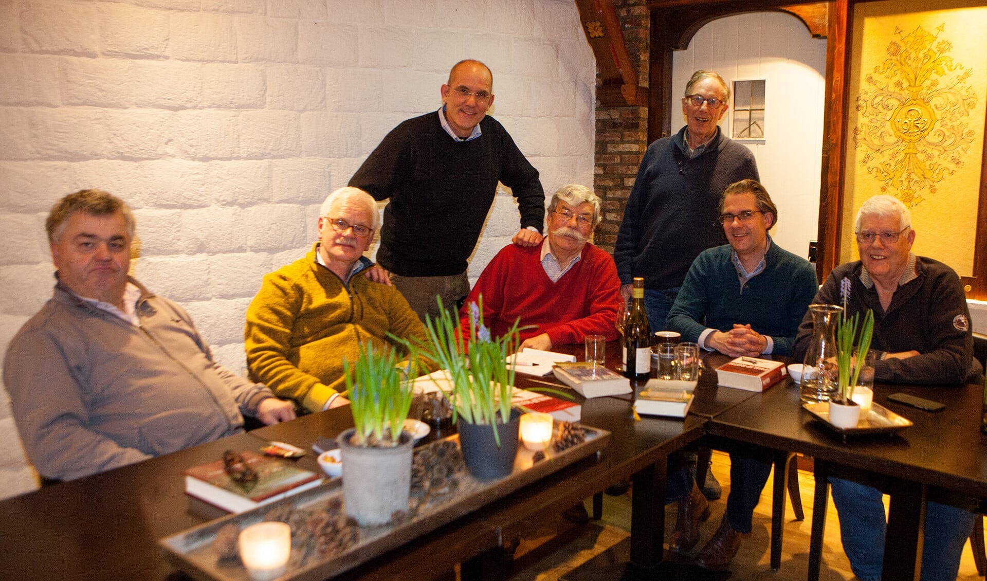 Het Larensch Literair Genootschap komt elke maand samen in de historische kamer van De Coeswaerde.