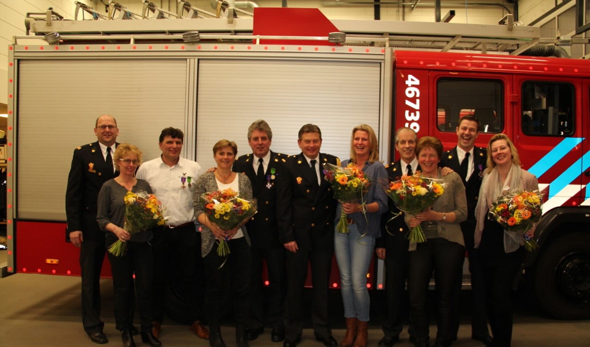 De vijf jubilarissen met hun partners en links postcommandant Roelof Willemze.
