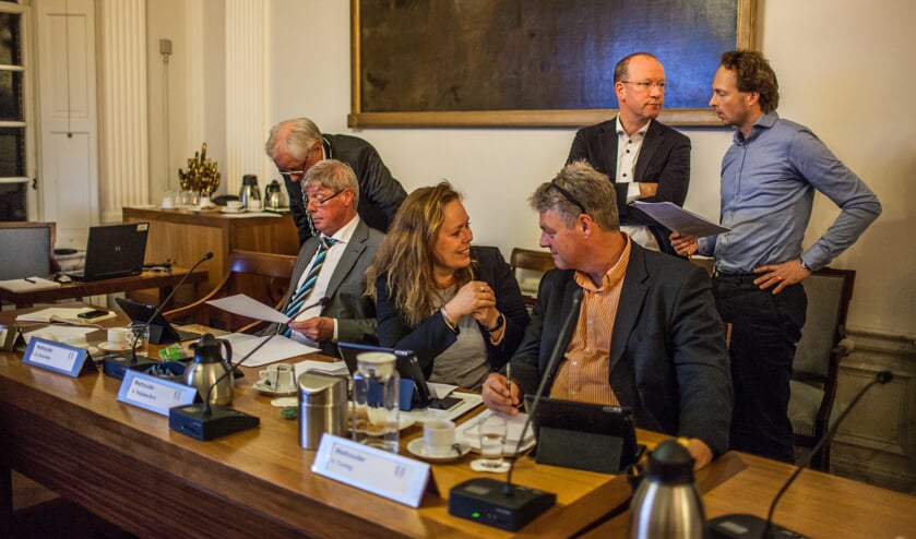 Joop Overmars (links met bril en papier) voert overleg met burgemeester Van Bochove 