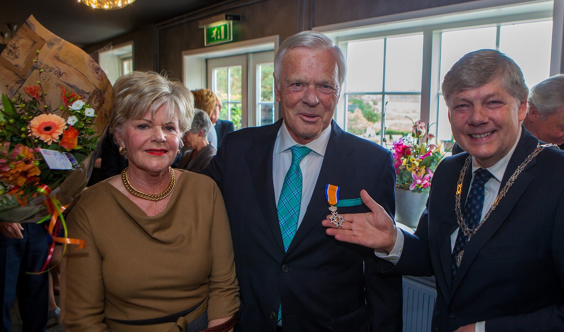Joost Smit kreeg de onderscheiding opgespeld door burgemeester Elbert Roest.