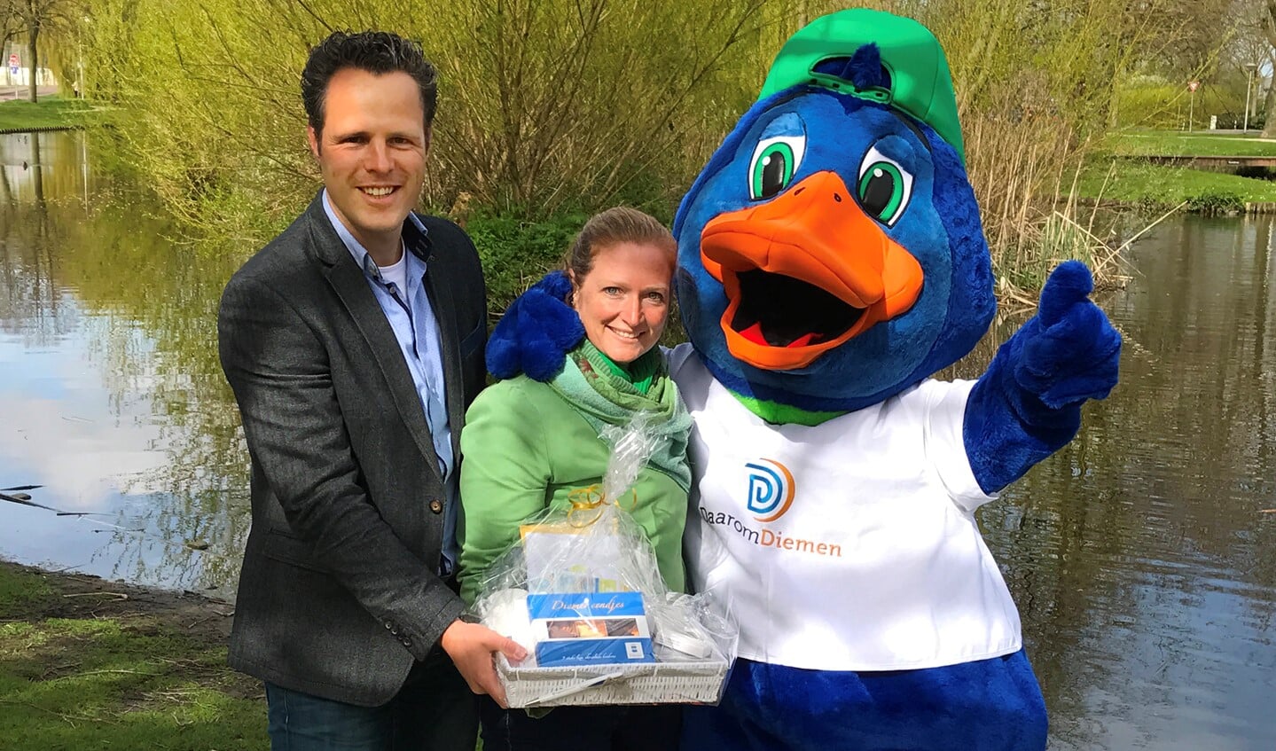 Foto:
Op de plek waar het ei is uitgekomen, Diemo de Eend met prijswinnares Claudine Gimbergh-Heijmann en citymarketeer Rutger van Stappershoef.